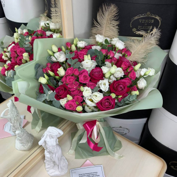Авторский букет с малиновыми розами - 29 шт. Авторский букет с малиновыми розами - 29 шт.