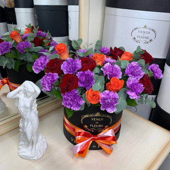 Микс из фиолетовых гвоздик с розами - 29 шт. Микс из фиолетовых гвоздик с розами - 29 шт.