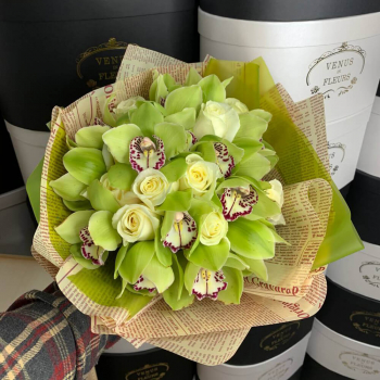 Зеленые орхидеи с розами - 19 шт. Зеленые орхидеи с розами - 19 шт.