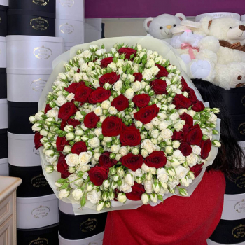 Большой букет из эустом с розами - 81 шт. Большой букет из эустом с розами - 81 шт.