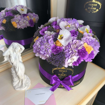 Небесный микс с гортензиями в коробке - 51 шт. Небесный микс с гортензиями в коробке - 51 шт.