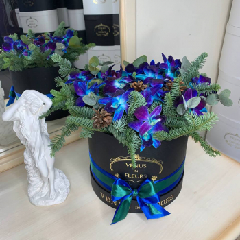 Новогодний букет с синими орхидеями - 19 шт. Новогодний букет с синими орхидеями - 19 шт.