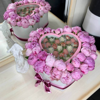 Пионы с клубникой в шоколаде - 75 шт. Пионы с клубникой в шоколаде - 75 шт.