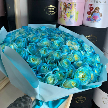 Бело-бирюзовые розы в букете от 9 шт.