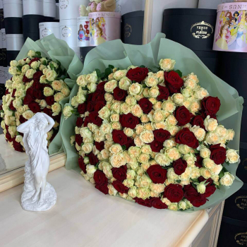 101 красная роза с кустовыми в букете 101 красная роза с кустовыми в букете