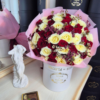 Красно-белые розы в букете от 29 шт.