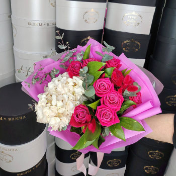 Букет малиновых роз с гортензией - 11 шт.