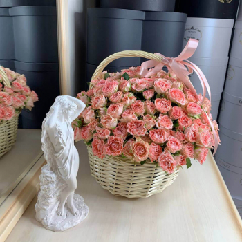 Розовые кустовые розы в корзине - 51 шт. Розовые кустовые розы в корзине - 51 шт.