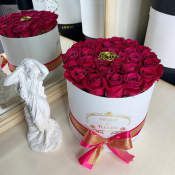 Малиновые розы с золотой от 9 шт.