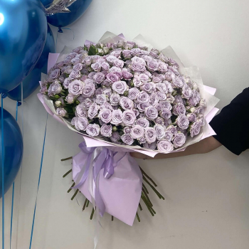 51 лавандовая кустовая роза в букете