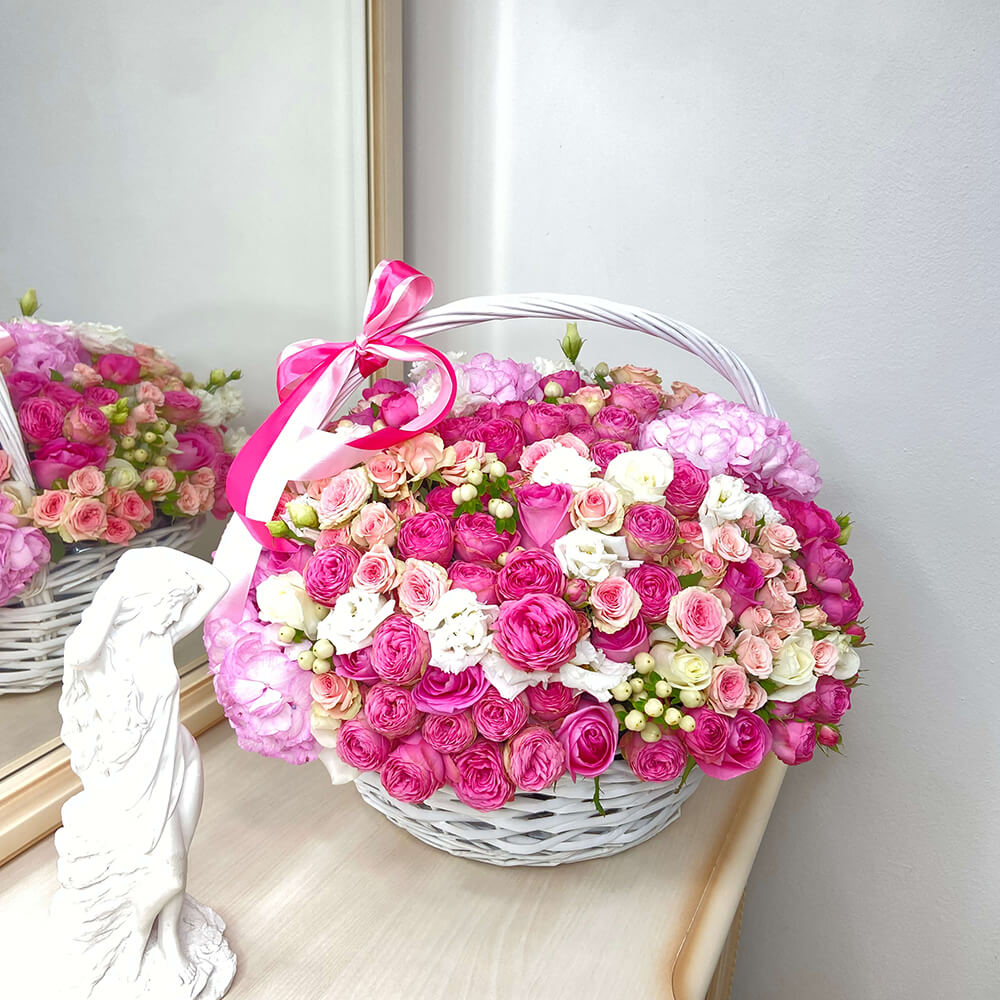 Большая корзина с пионовидными розами - 89 шт.