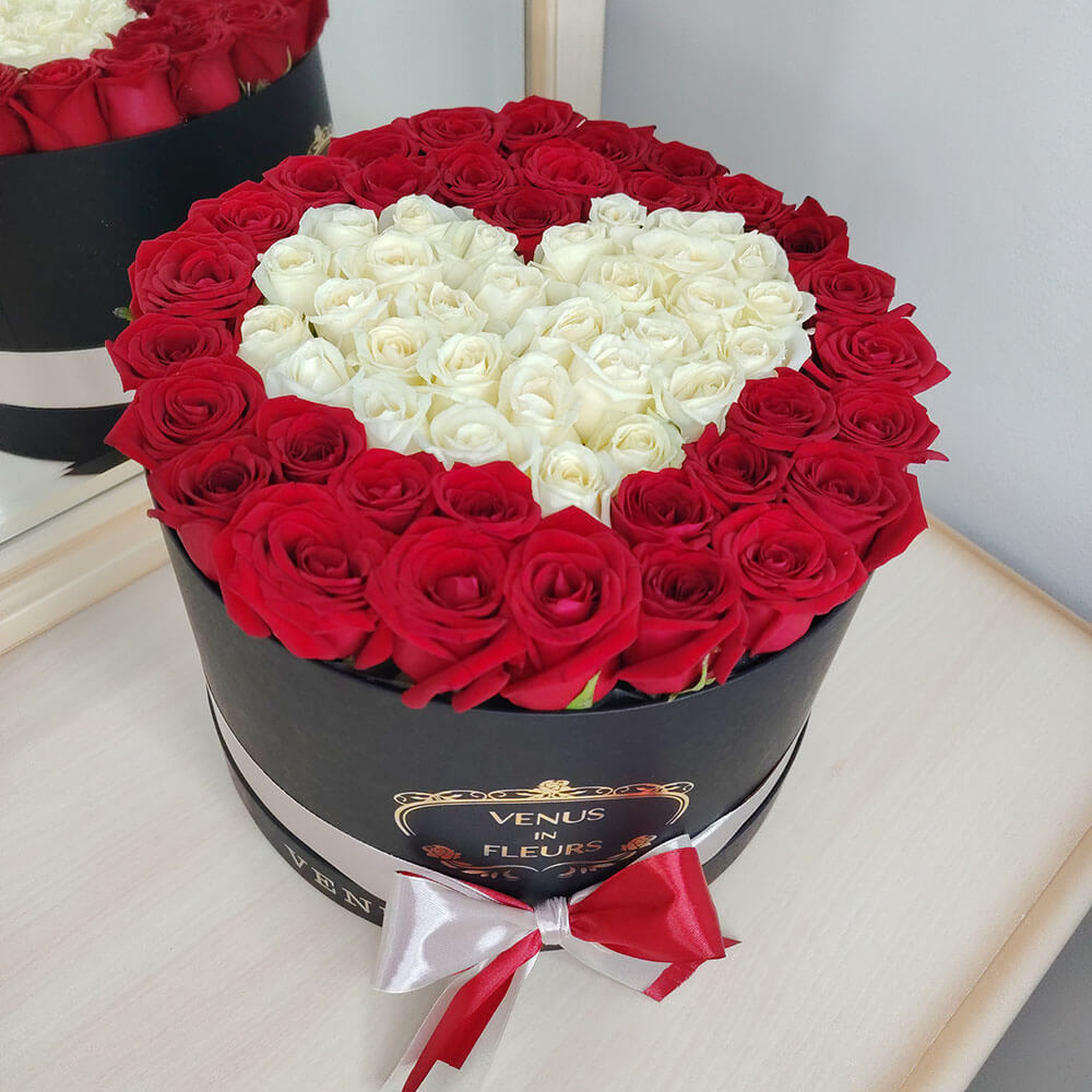 Белое сердце с красными розами - 51 шт.