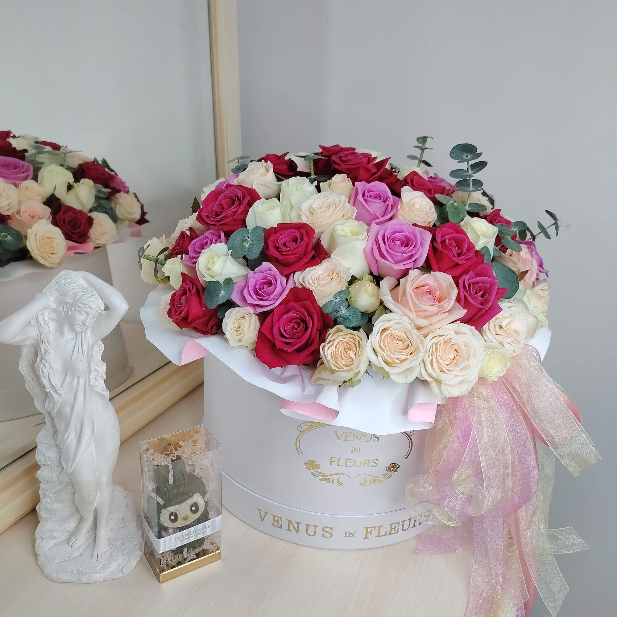 Микс с малиновыми розами в коробке - 61 шт.