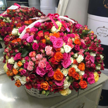 Микс из кустовых роз в корзине от 101 шт. Микс из кустовых роз в корзине от 101 шт.